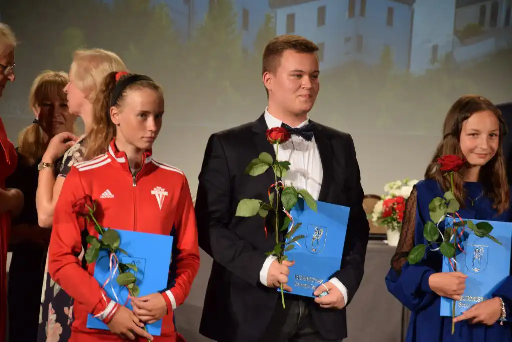 Burmistrz Jacek Lelek przyznał stypendia młodym starosądeczanom