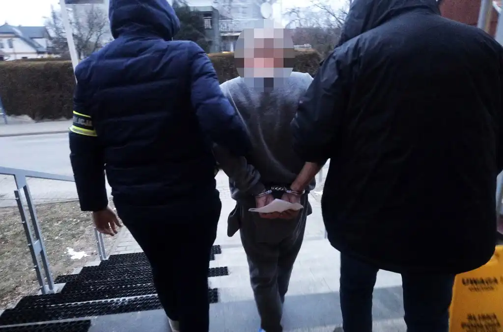 Sądeczanin zaatakował policjantów nożem. Grozi mu 10 lat więzienia