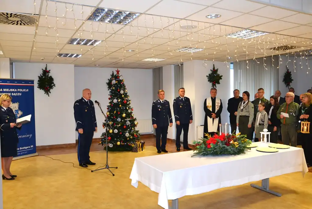 Opłatek, życzenia i betlejemskie światło w sądeckiej komendzie