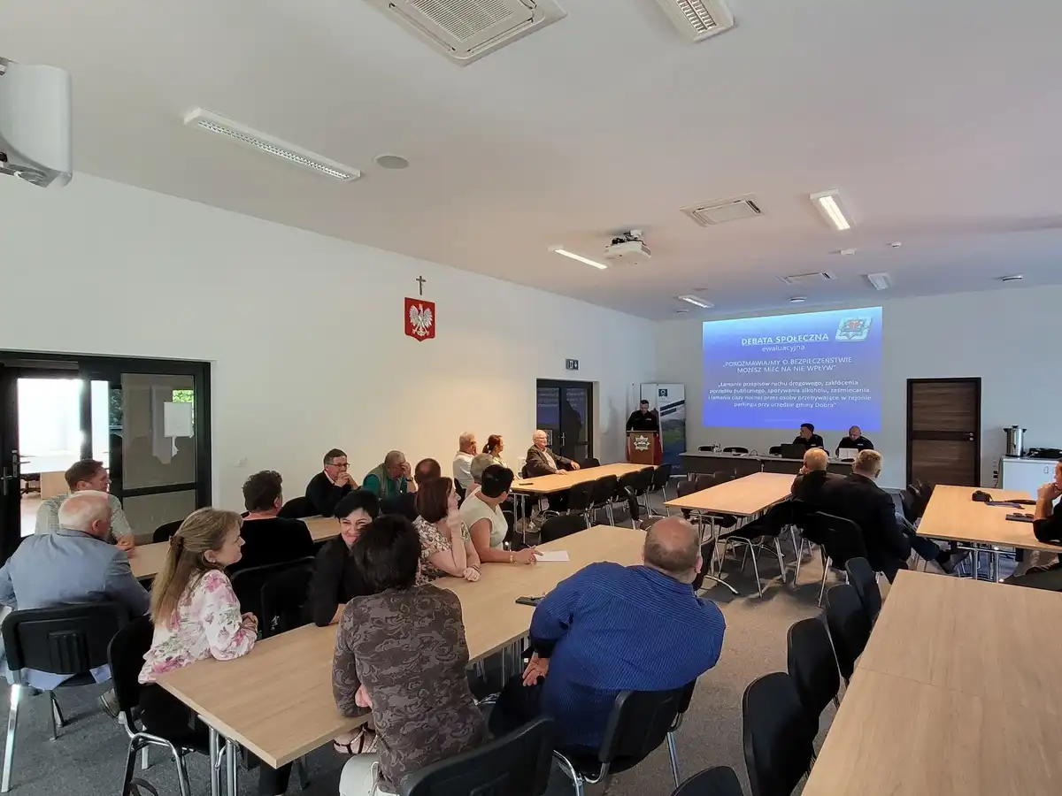 Policjanci z limanowskiej komendy i Komisariatu Policji w Tymbarku zorganizowali debatę ewaluacyjną w Dobrej
