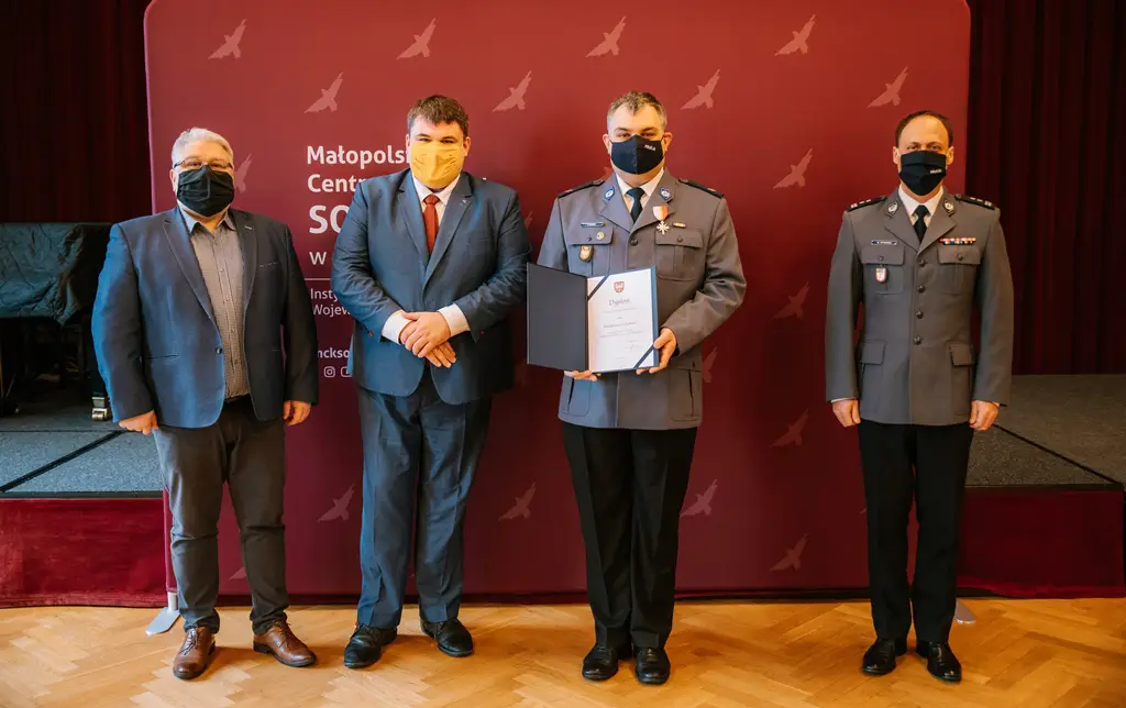 Sądecki policjant, st. sierż. Jacek Łukasik wyróżniony Srebrnym Krzyżem Małopolski