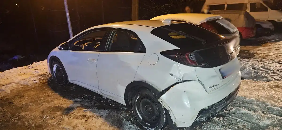 Wypadek w Piwnicznej Zdroju. Samochód zsunął się po skarpie i uderzył w blok