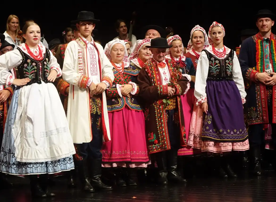 Folklor Karpat zabrzmiał w MCK „Sokół”. Muzyczna podróż z Lachami Sądeckimi