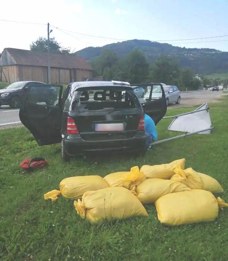 Przewoził samochodem nielegalny tytoń. Gdy został zatrzymany do kontroli drogowej potrącił policjantów