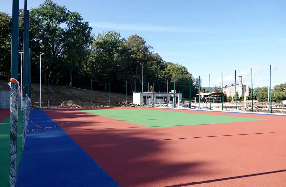 Powiatowe Centrum Sportu w Marcinkowicach: otwarcie kompleksu boisk i basenu już w listopadzie tego roku