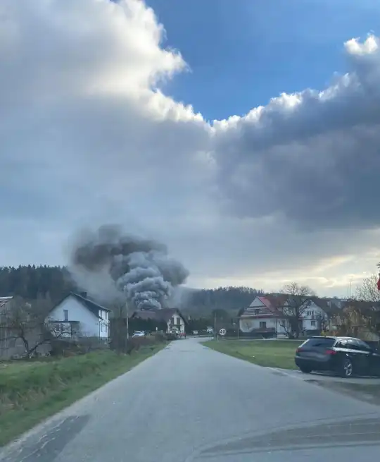 Pożar w Gaboniu. Płonął samochód dostawczy znajdujący się w garażu