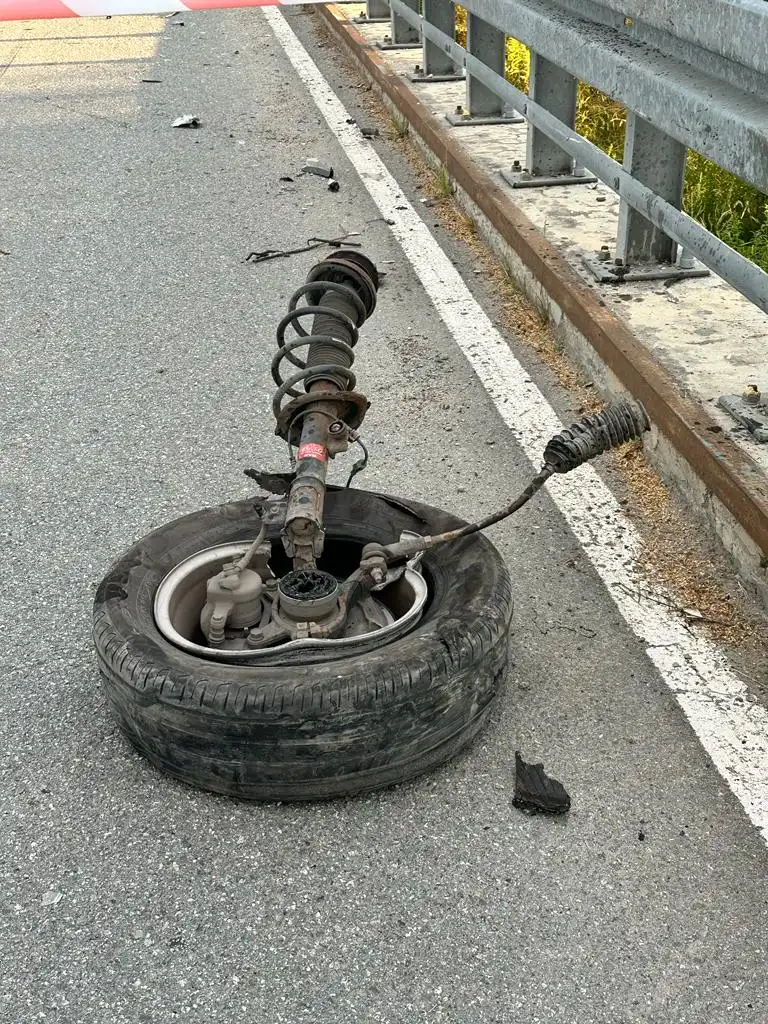Wypadek w Gostwicy. Osobówka uderzyła w bariery energochłonne. Poszkodowany kierowca trafił do szpitala