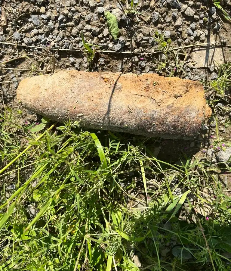 Niebezpieczna pozostałość z czasów II wojny światowej na drodze w Krasnem Potockiem
