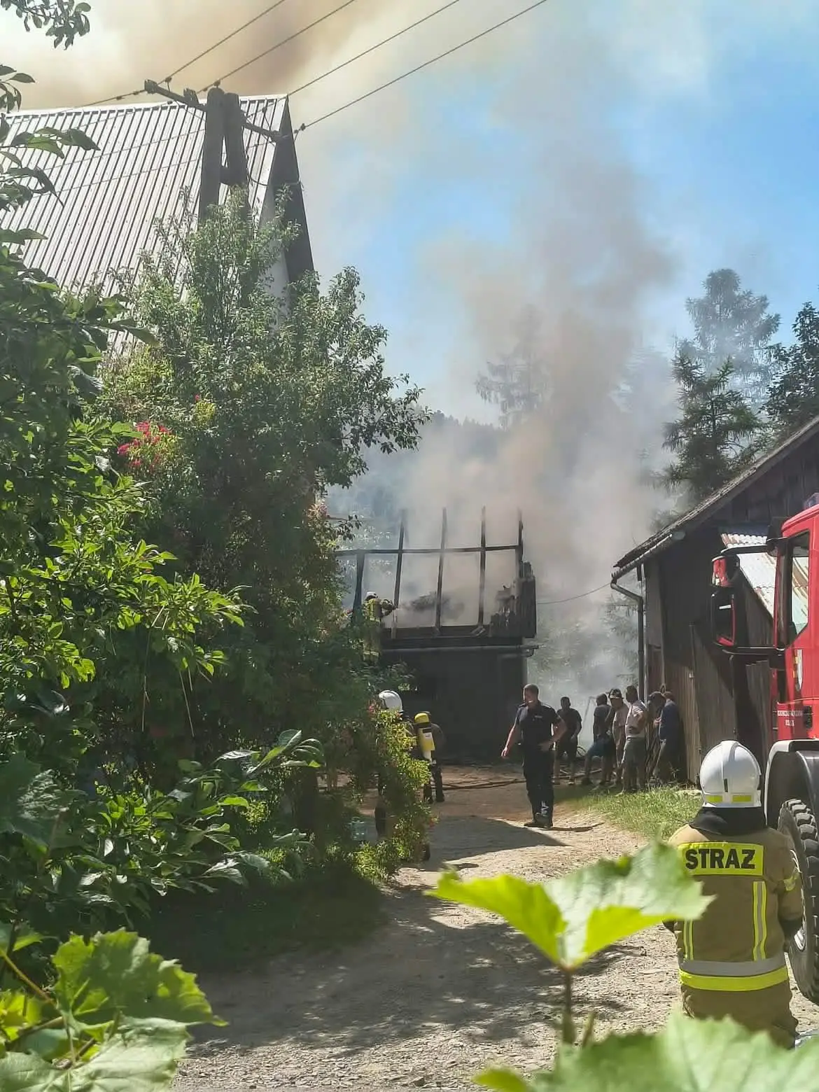 Pożar budynku gospodarczego w Binczarowej. Do akcji skierowano liczne zastępy straży
