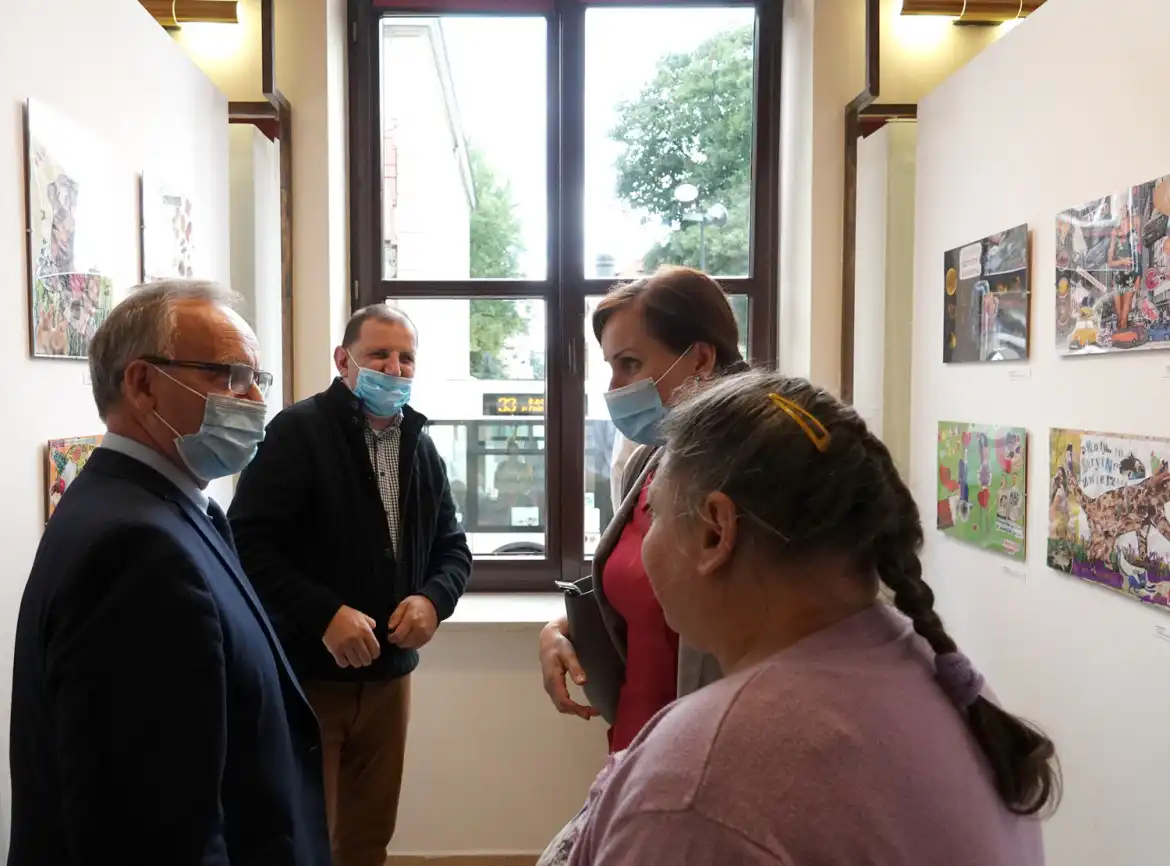 W Galerii Sztuki MCK Sokół odbył się wernisaż prac uczestników Powiatowego Ośrodka Wsparcia w Muszynie