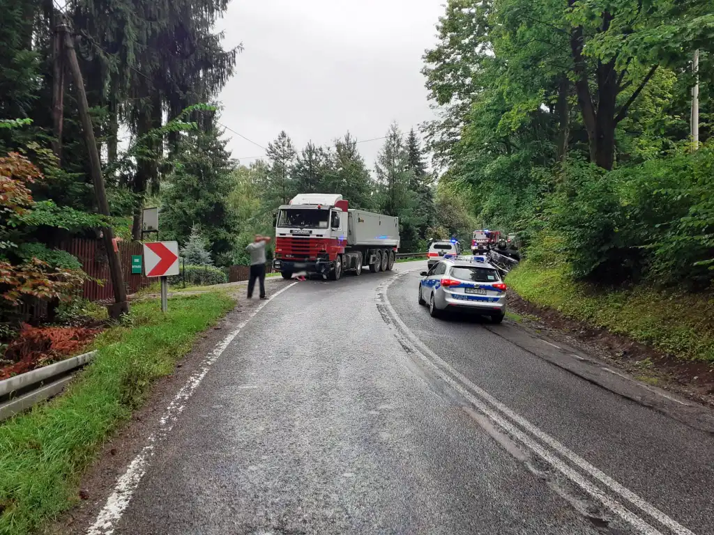 Zderzenie osobówki z ciężarówką w Lipiu. Jeden z pojazdów wylądował na dachu w przydrożnym rowie