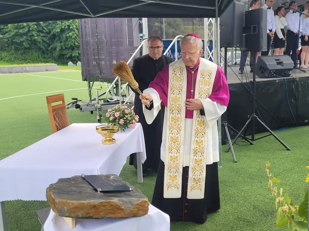 W Stróżach odbyła się uroczystość poświęcenia i wmurowania kamienia węgielnego pod rozbudowę Hospicjum