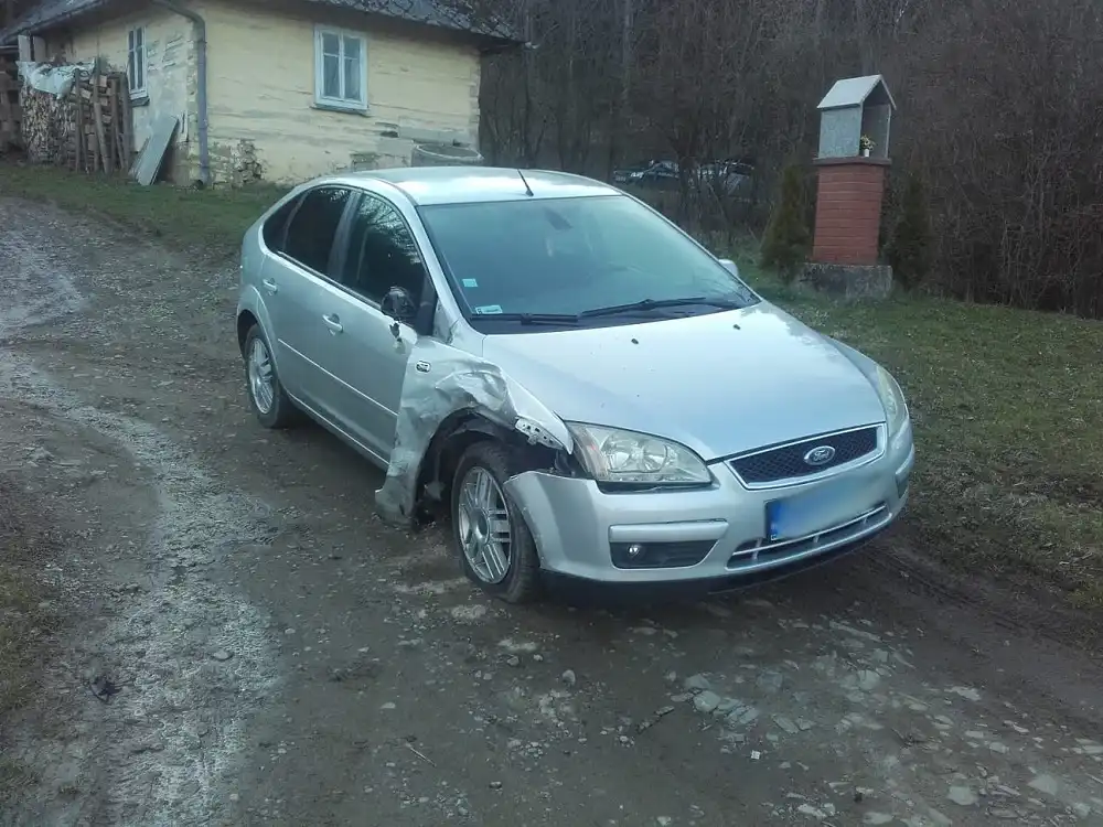 Kolizja dwóch osobówek w Kąclowej. Jeden z pojazdów "wylądował" na płocie