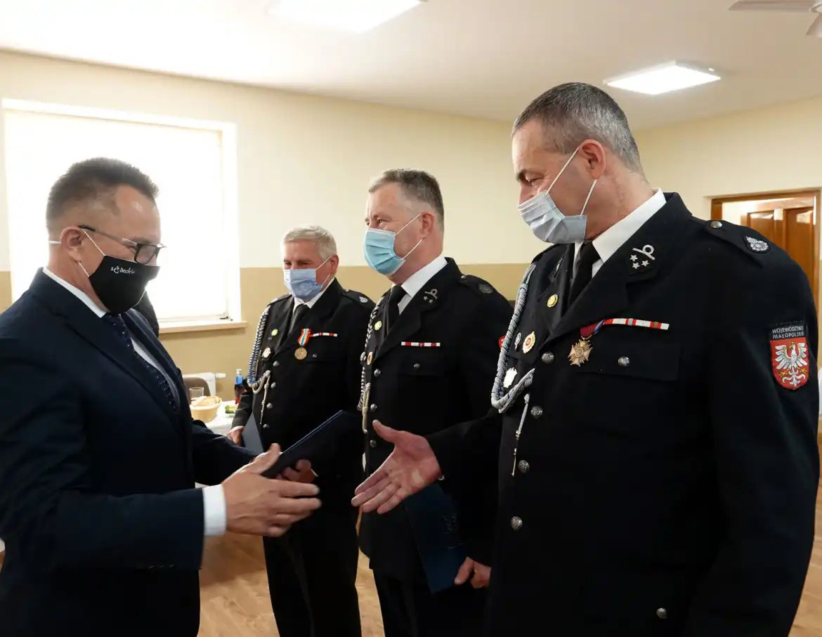 Promesa i honorowe odznaczenia dla strażaków ochotników z OSP w Zabrzeży
