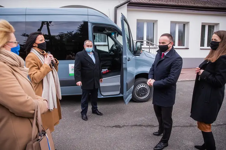 WTZ w Siołkowej ma nowy samochód do przewozu osób niepełnosprawnych