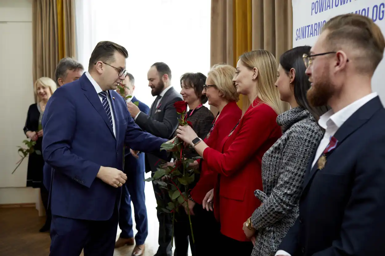 Wojewoda Małopolski wręczył odznaczenia państwowe za zasługi na rzecz ochrony i bezpieczeństwa zdrowia publicznego