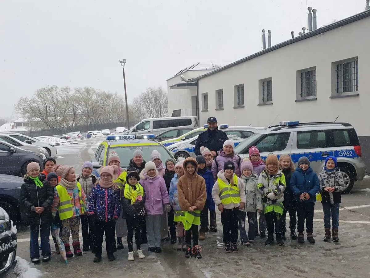 Mali goście w limanowskiej komendzie. Lekcja bezpieczeństwa w praktyce