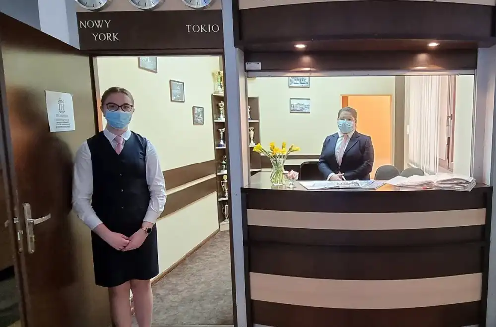 Młodzież Technikum hotelarskiego ZSP w Krynicy-Zdroju uczy się zawodu. W szkole ma do dyspozycji pokój hotelowy i recepcje