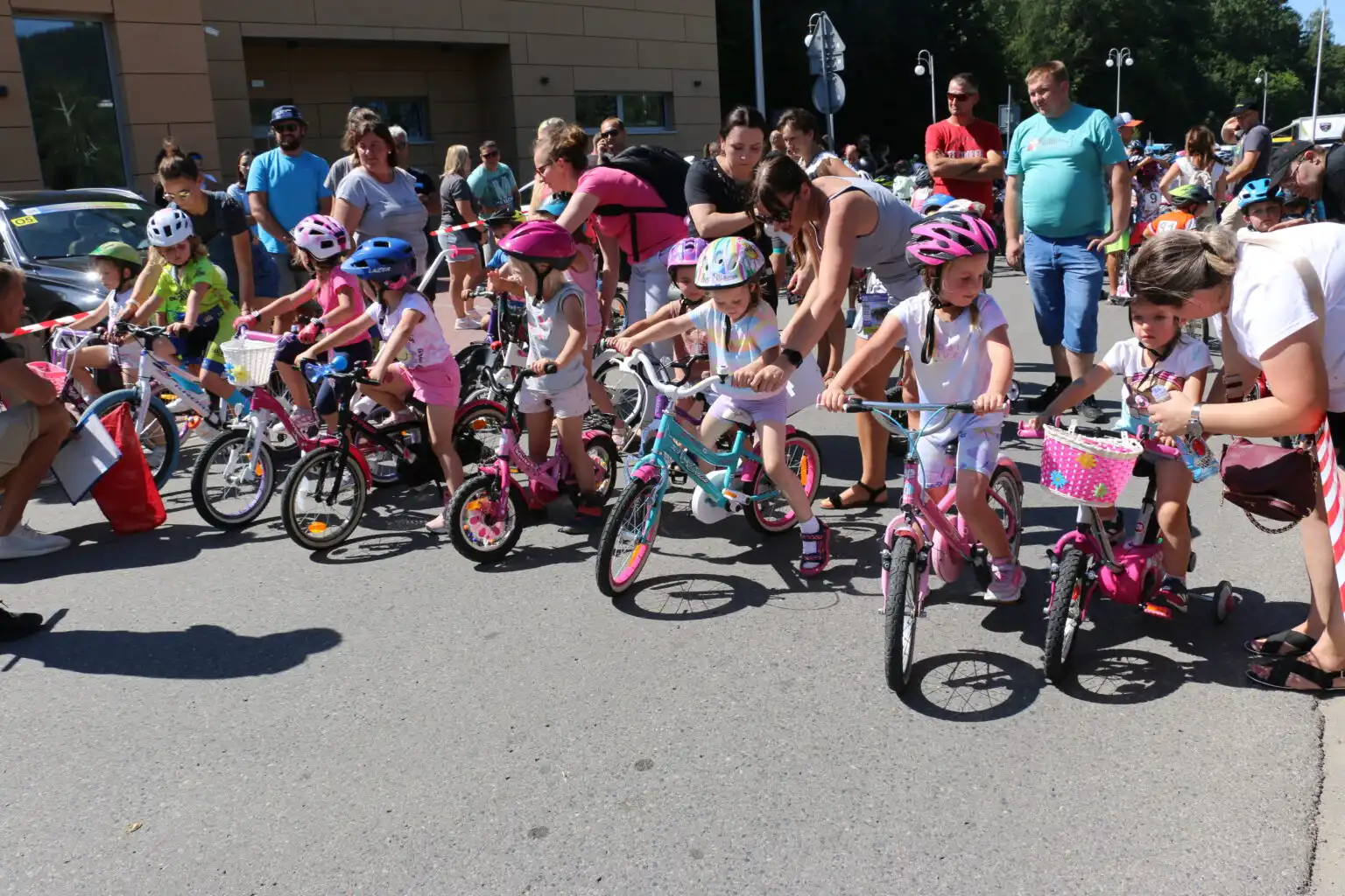 Mini Wyścig Henryka Łasaka w Limanowej. Wzięło w nim udział 100 młodych kolarzy