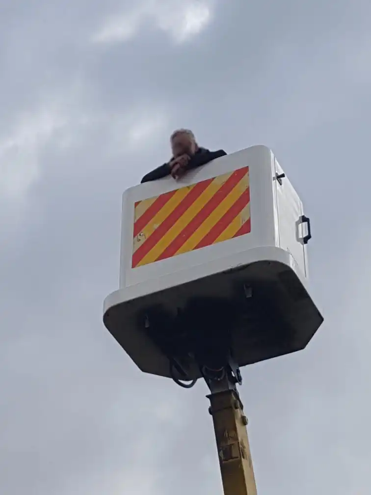 Akcja na wysokości. Strażacy ewakuowali mężczyznę z uszkodzonego podnośnika hydraulicznego
