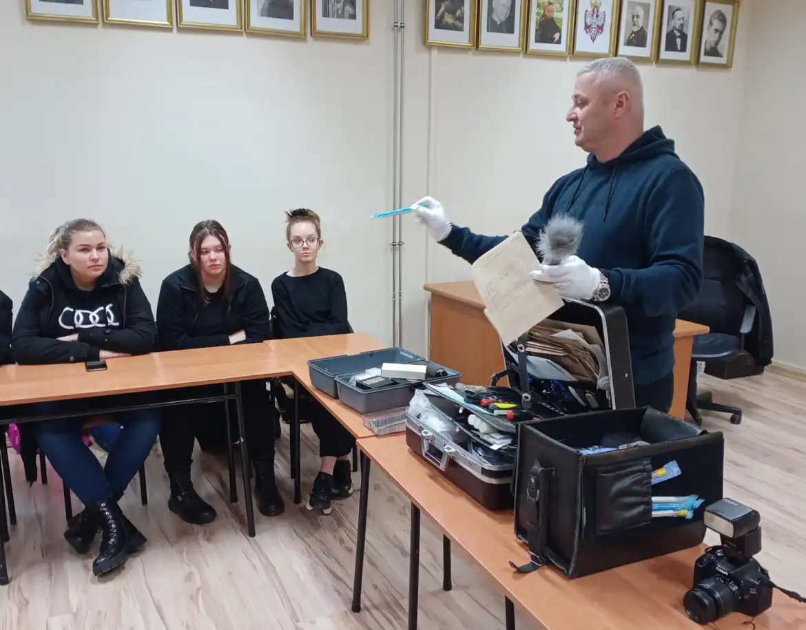 Uczniowie ZS w Marcinkowicach uczestniczyli w zajęciach z technikiem kryminalistyki