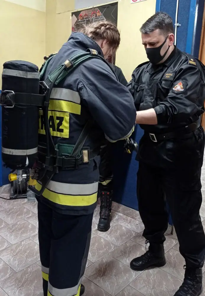 ZS w Marcinkowicach: Przyszli strażacy zdawali testy w komorze dymowej