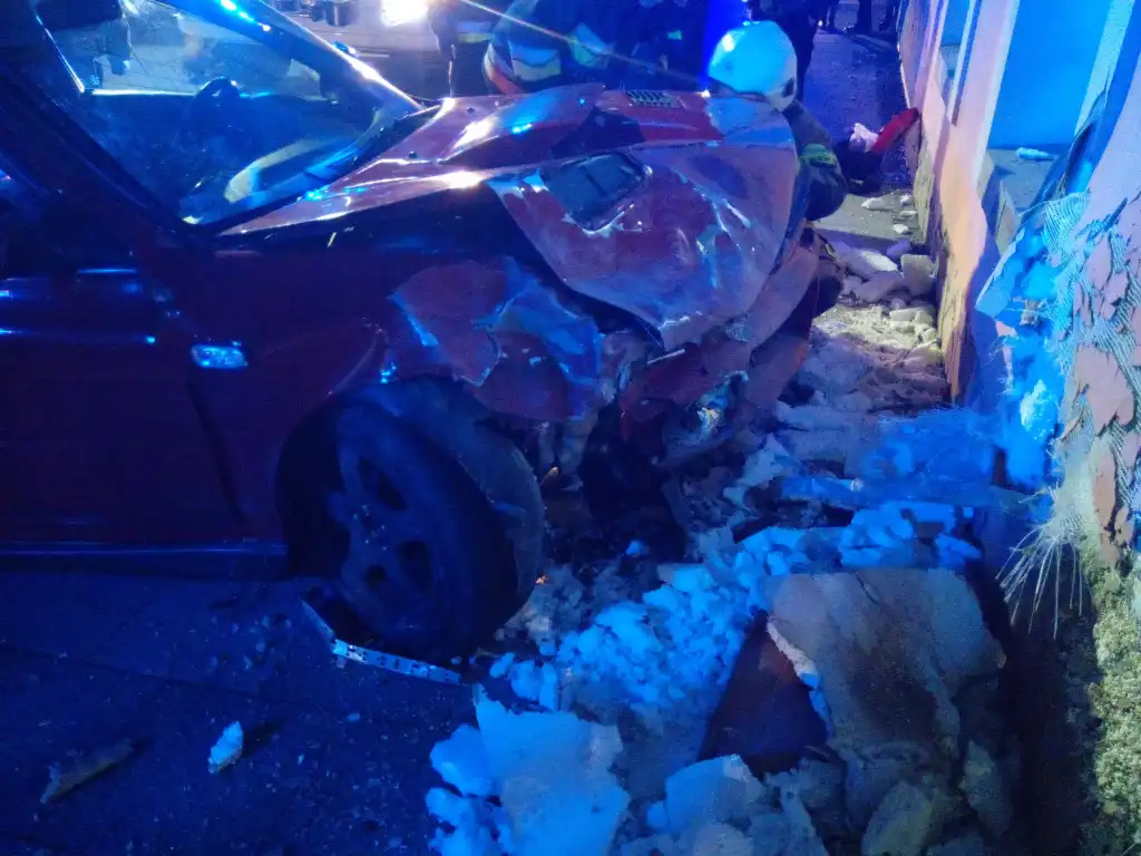 Wypadek w Starym Sączu. Samochód uderzył w ścianę budynku