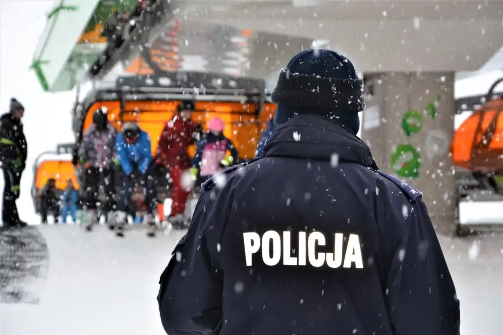 Krynica-Zdrój: Policjanci przypominali miłośnikom szusowania podstawowe zasady bezpieczeństwa na stokach narciarskich