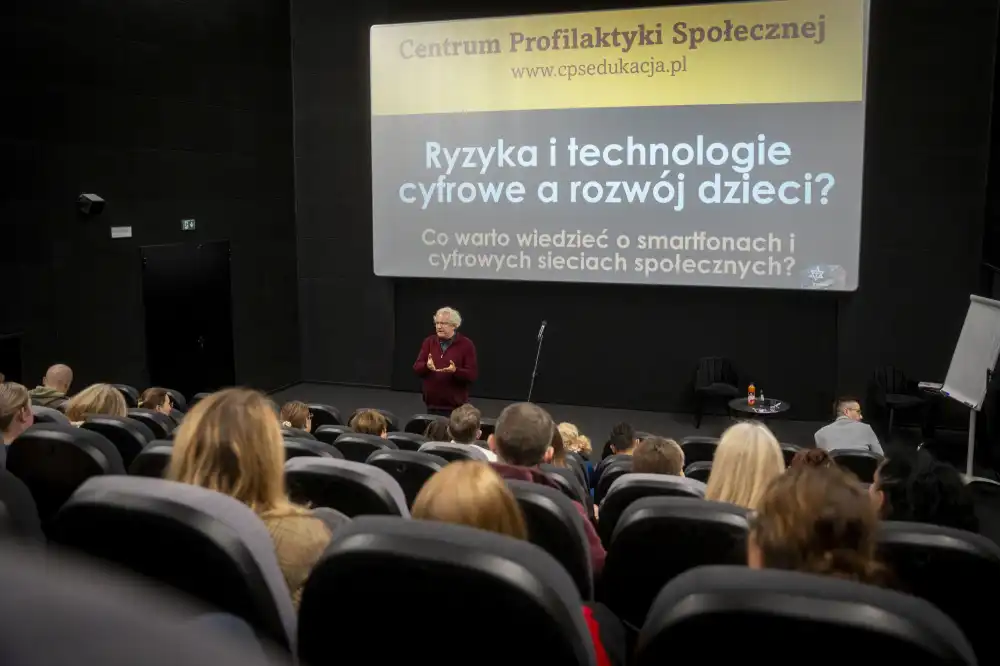 Eksperci o wpływie technologii na rozwój dzieci i młodzieży. Konferencja w GCK