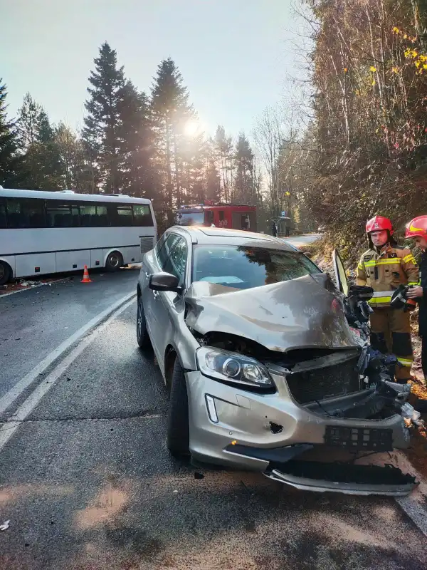 W Bereście zderzyły się dwie osobówki i autobus przewożący dzieci