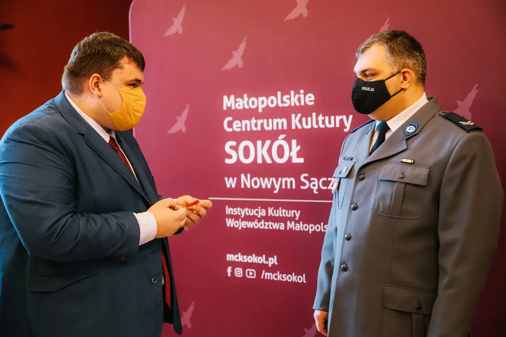 Sądecki policjant, st. sierż. Jacek Łukasik wyróżniony Srebrnym Krzyżem Małopolski