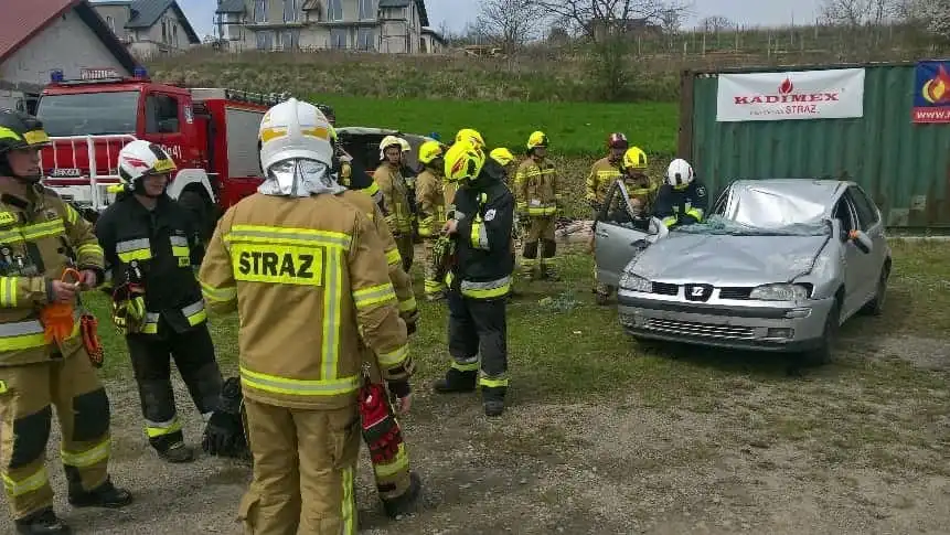 Strażacy ochotnicy uczyli się jak ratować ofiary wypadków drogowych