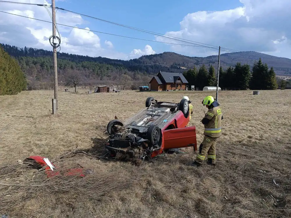 Wypadek w Hańczowej. Dachowała osobówka. Jedna osoba poszkodowana
