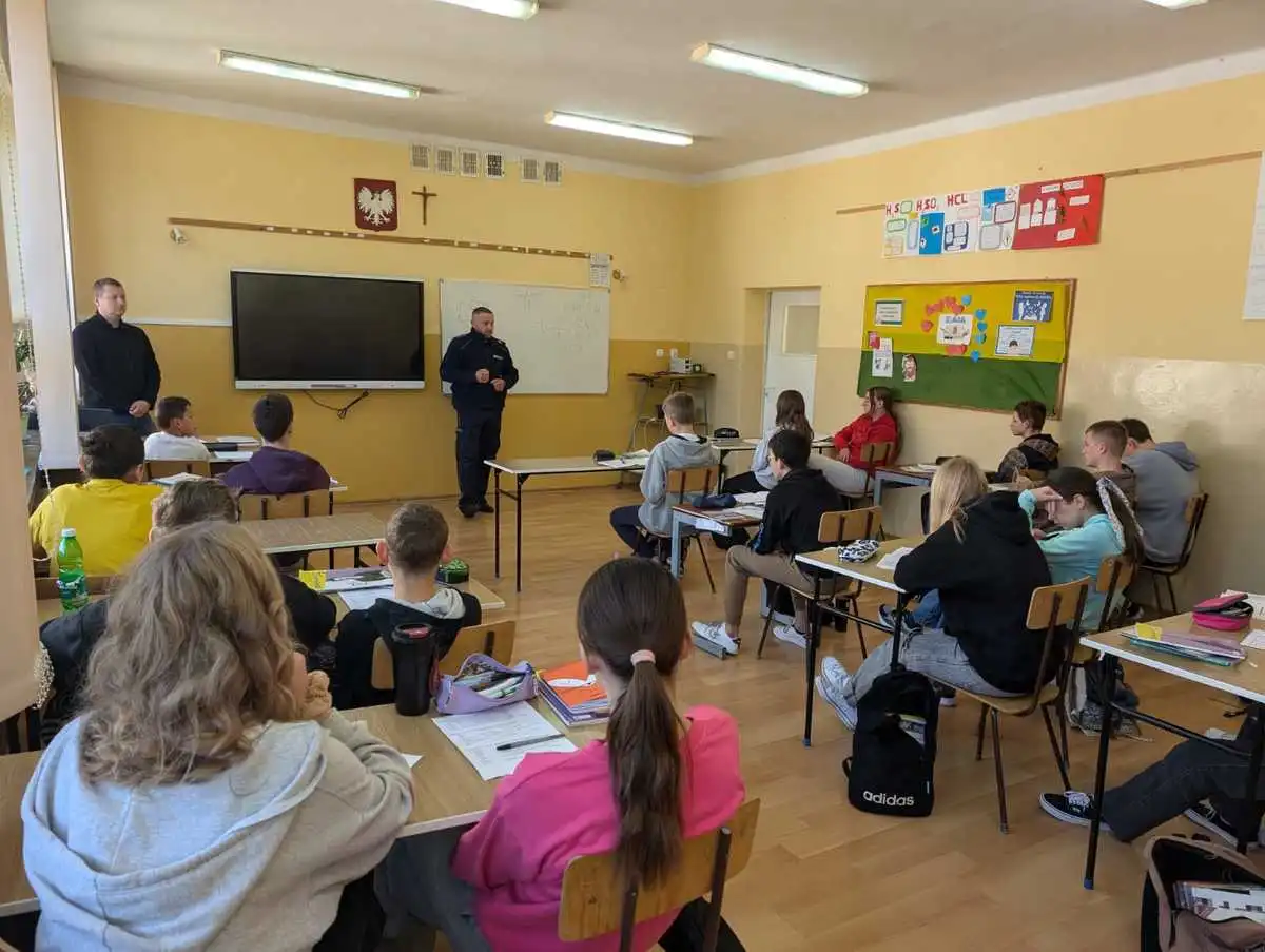 Bezpieczeństwo na pierwszym miejscu. Spotkanie uczniów z dzielnicowym w Szkole Podstawowej w Młyńczyskach