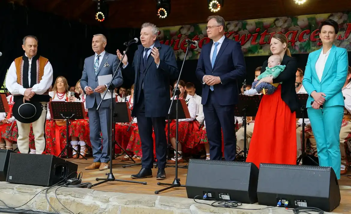 Obchody Święta Kwitnącej Jabłoni w Łącku. W Amfiteatrze na Jeżowej zebrały się tłumy gości
