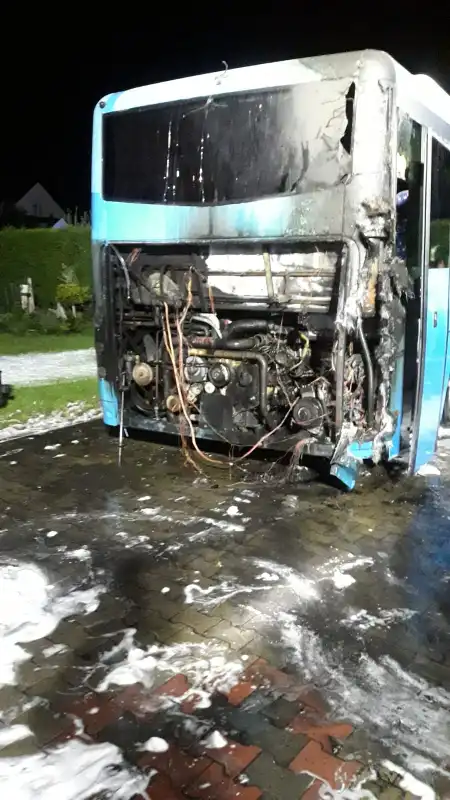 Pożar w Kąclowej. Płonął autobus znajdujący się w bliskim sąsiedztwie budynku mieszkalnego