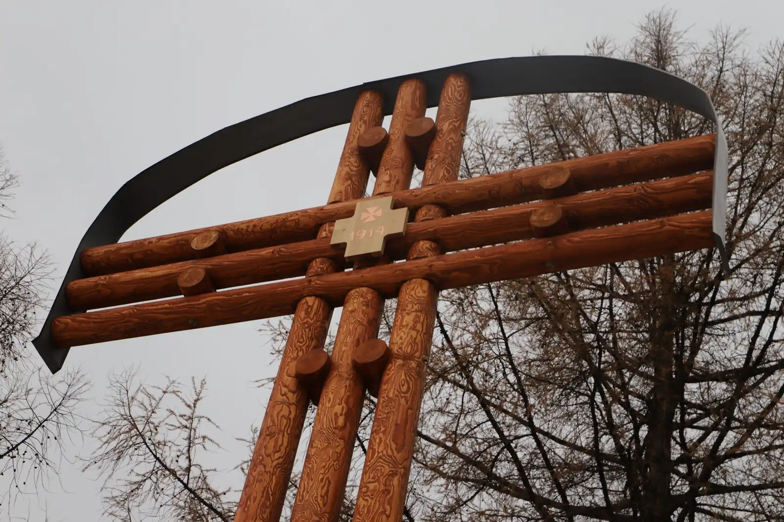 Odtworzono krzyż pomnikowy na cmentarzu wojennym w Starej Wsi Golcowie