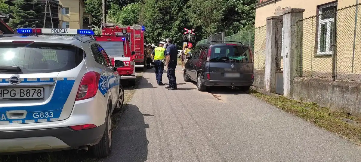 Wjechali pod pociąg na niestrzeżonym przejeździe