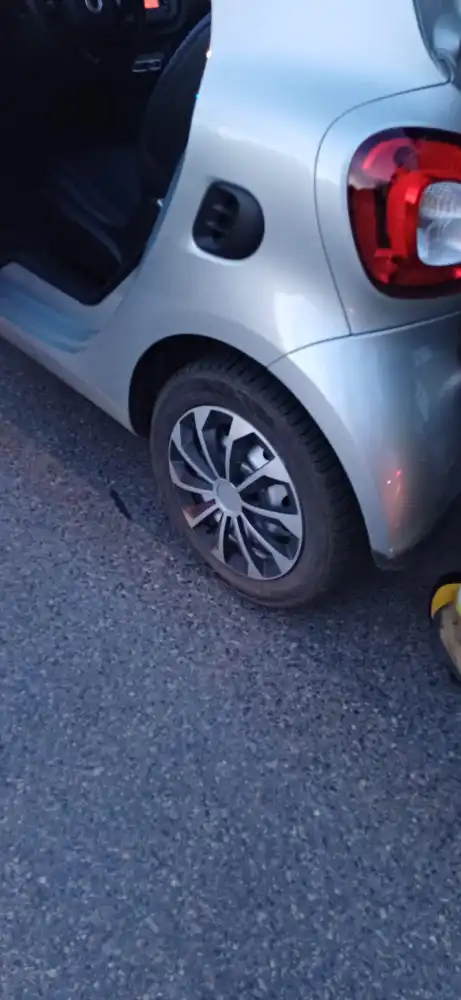 Nowy Sącz, ul. Papieska: zadymienie w samochodzie elektrycznym. Interweniowali strażacy