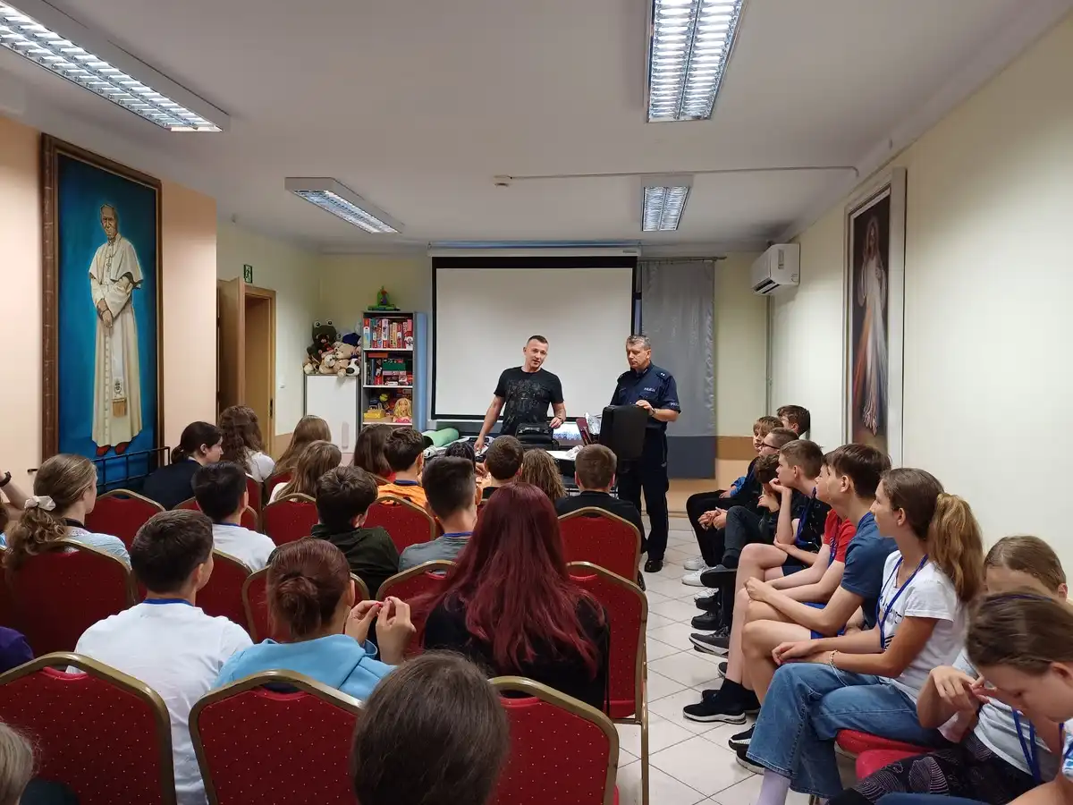Gorliccy policjanci wizytują wakacyjne obozy harcerskie i  miejsca zorganizowanego wypoczynku