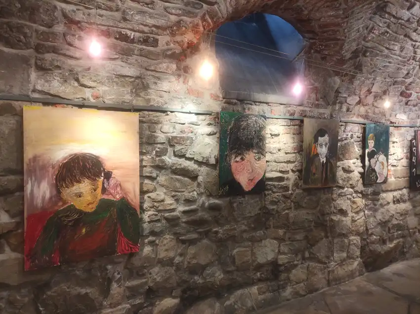 „Obowiązek pamięci” – wystawa prac Sary Melzer w Sądeckiej Bibliotece Publicznej