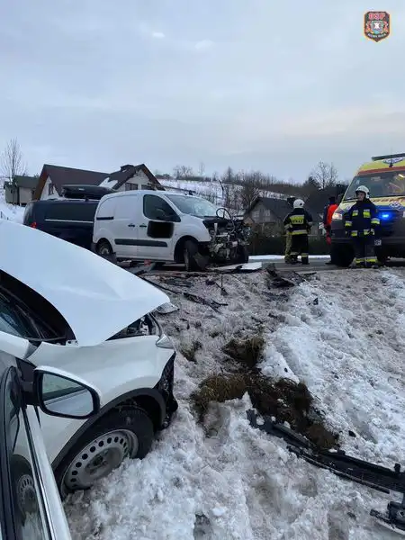 Wypadek w Nowej Wsi. Zderzyły się dwa pojazdy osobowe