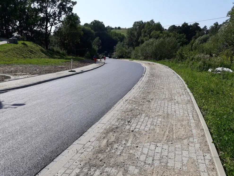 Przebudowana droga znów powiatowa. Formalne przekazanie zakończone