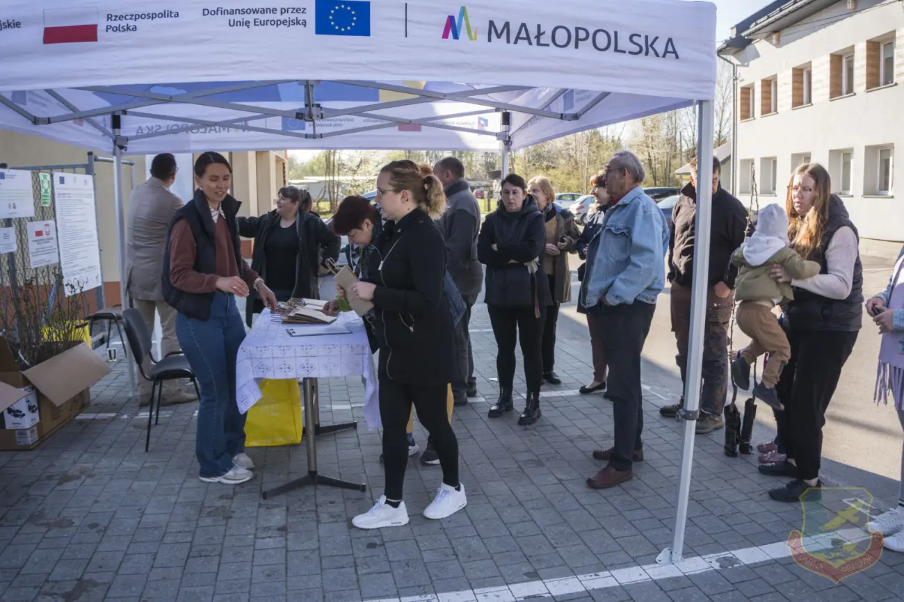Mieszkańcy Sękowej ruszyli po sadzonki. Ekologiczna akcja przyciągnęła tłumy