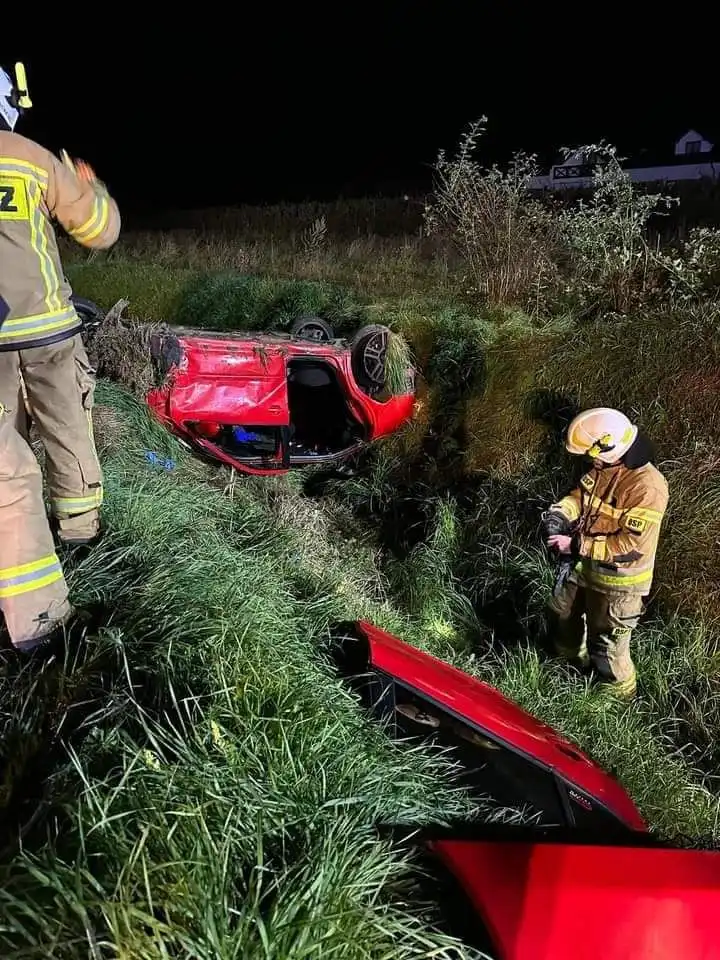 Wypadek w Maszkowicach. Samochód osobowy wypadł z drogi. Trzy osoby poszkodowane
