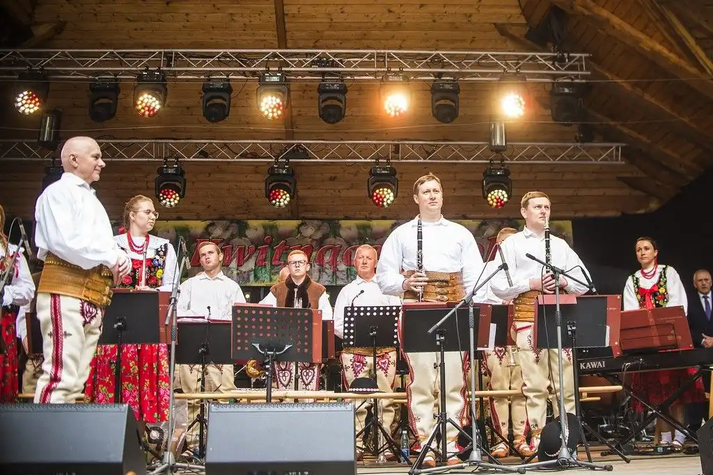 Niedzielne obchody Święta Kwitnącej Jabłoni w Łącku