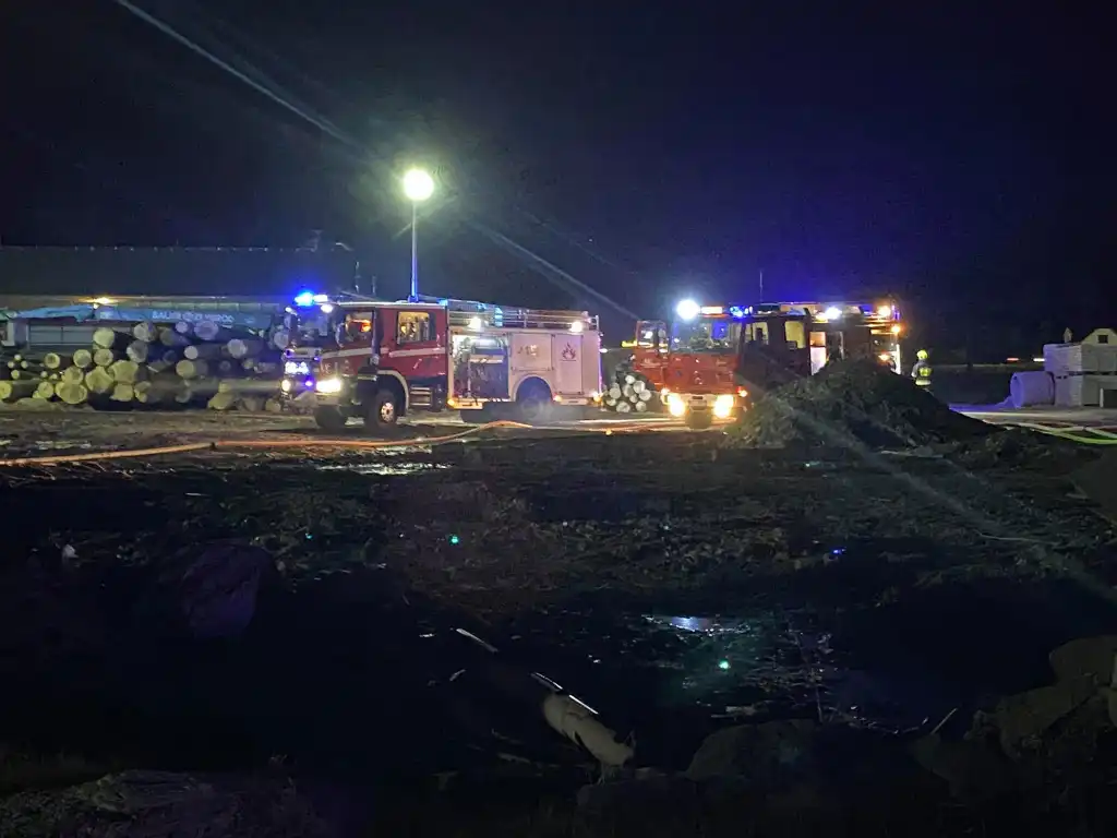 Pożar tartaku w Mszanie Dolnej. Budynek niemal doszczętnie spłonął
