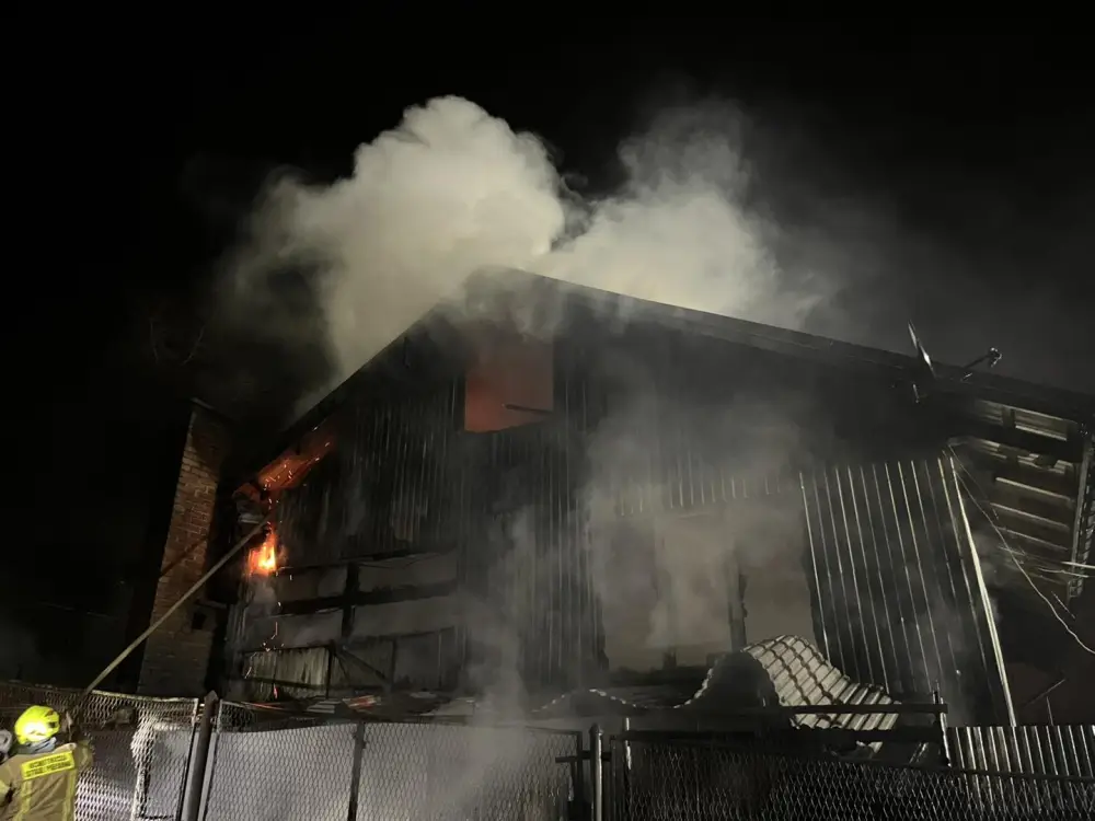 Pożar garażu w Brzynie. Wieczorna akcja kilku jednostek