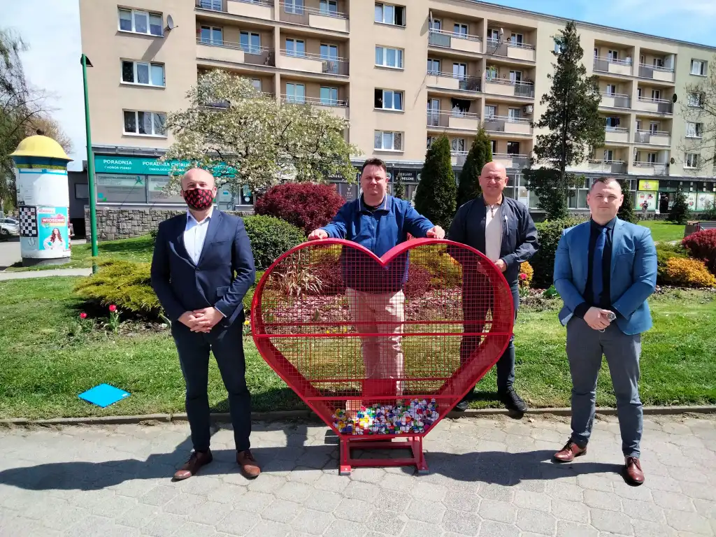 W Nowym Sączu pojawiły się kolejne czerwone pojemniki w kształcie serca. Można wrzucać nakrętki i pomóc potrzebującym