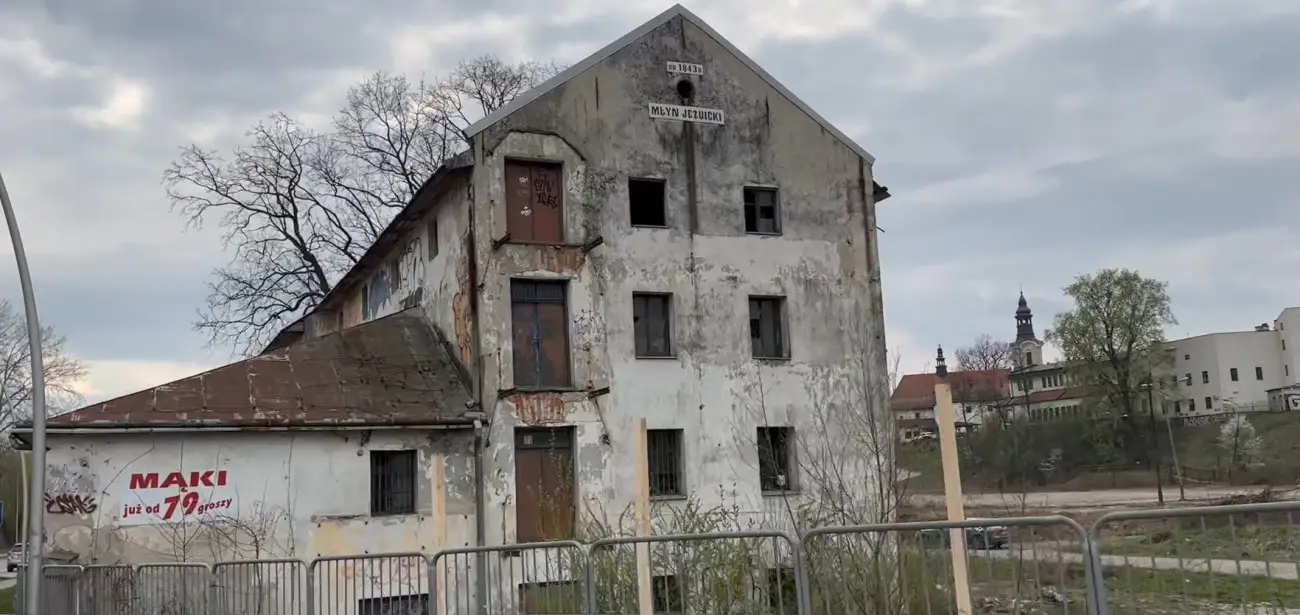 Ciężki sprzęt na placu. Historyczny młyn przechodzi przemianę